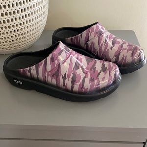 Oofos Purple Camo Slip On Clogs
